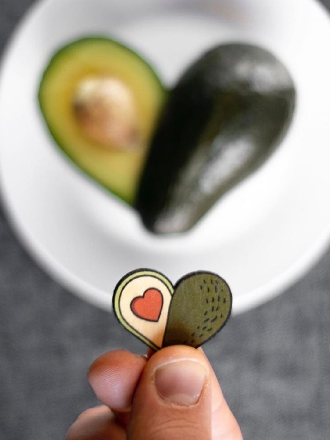 Pin brooch badge wooden. Avocado-heart. - 胸针 - 木头 