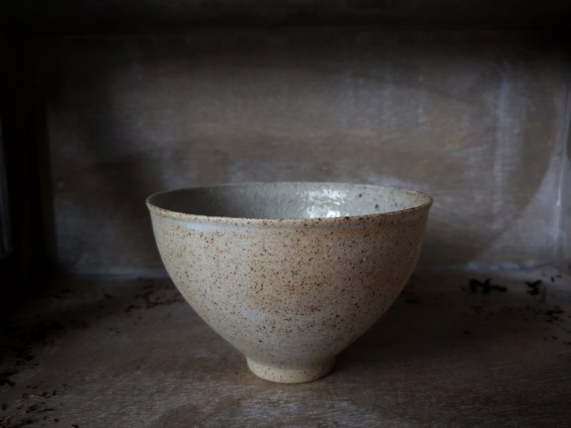 古朴冷色粉引铁点深饭碗 - 花瓶/陶器 - 陶 白色