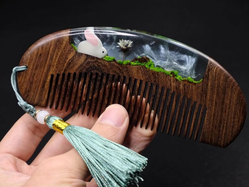 月兔、手工树脂木头梳子、发饰、夜光饰品、定制刻字、发簪 - 彩妆刷具/镜子/梳子 - 树脂 咖啡色