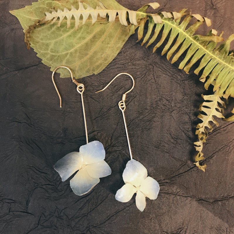 真花饰品。. * 蓝绣球耳环。. * 以回收花自家制作 可转夹式 - 耳环/耳夹 - 植物．花 蓝色