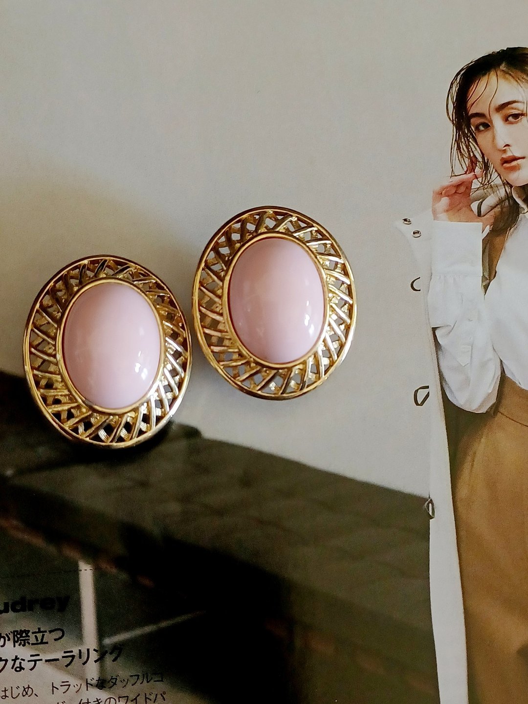 vintage jewelry Trifari 金框椭圆粉色赛珞珞 夹式耳环 - 耳环/耳夹 - 其他金属 