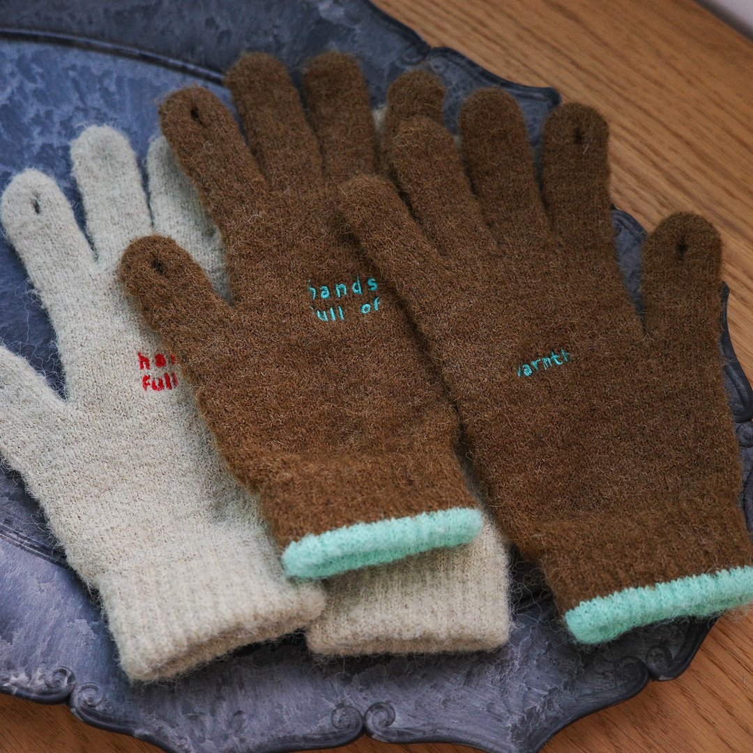 hands full of warmth 撞色刺绣针织手套 - 手套 - 其他人造纤维 多色