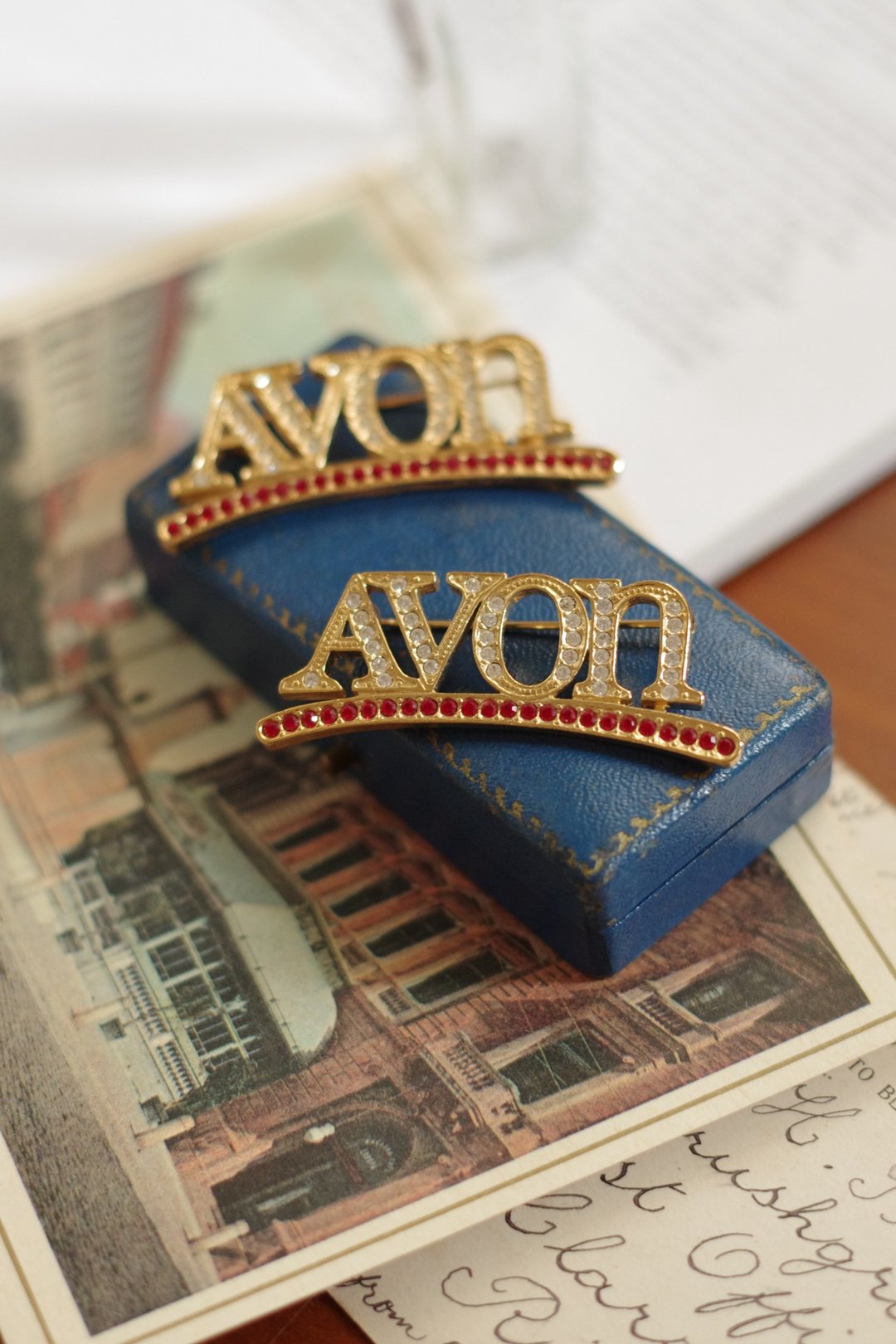 老又好古董珠宝 Vintage Avon 金色字母莱茵长形别针 B238 B641 - 胸针 - 其他金属 金色