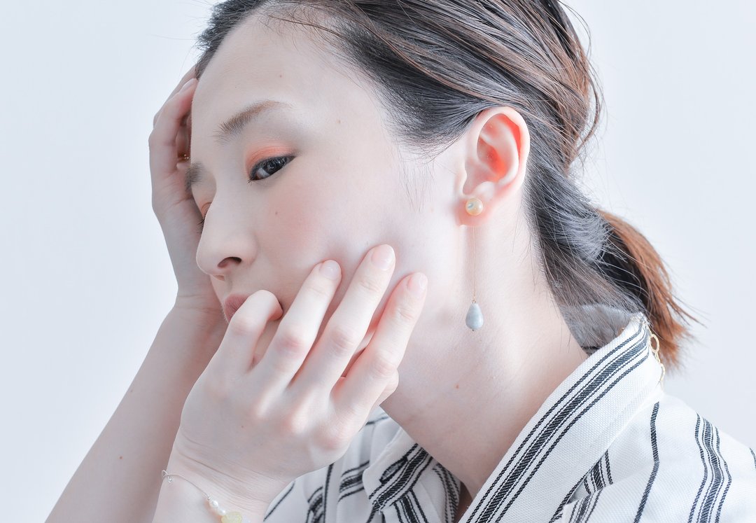 FLOW PIERCE BEIGE - 耳环/耳夹 - 纸 金色