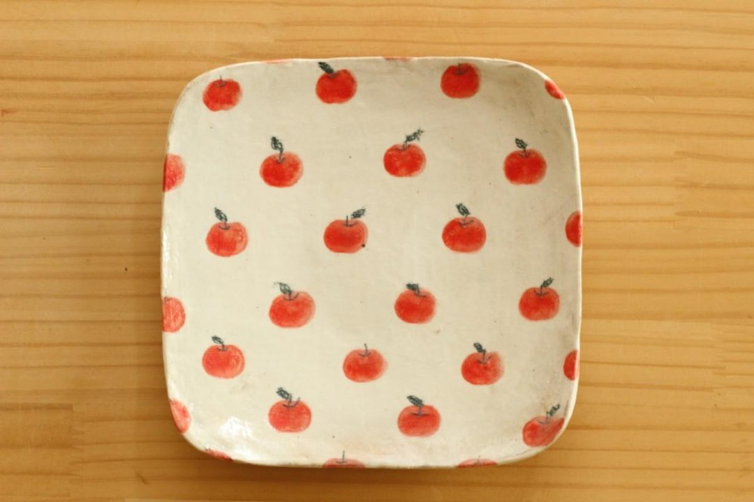 A toast dish full of powdered apples. - 浅碟/小碟子 - 陶 红色