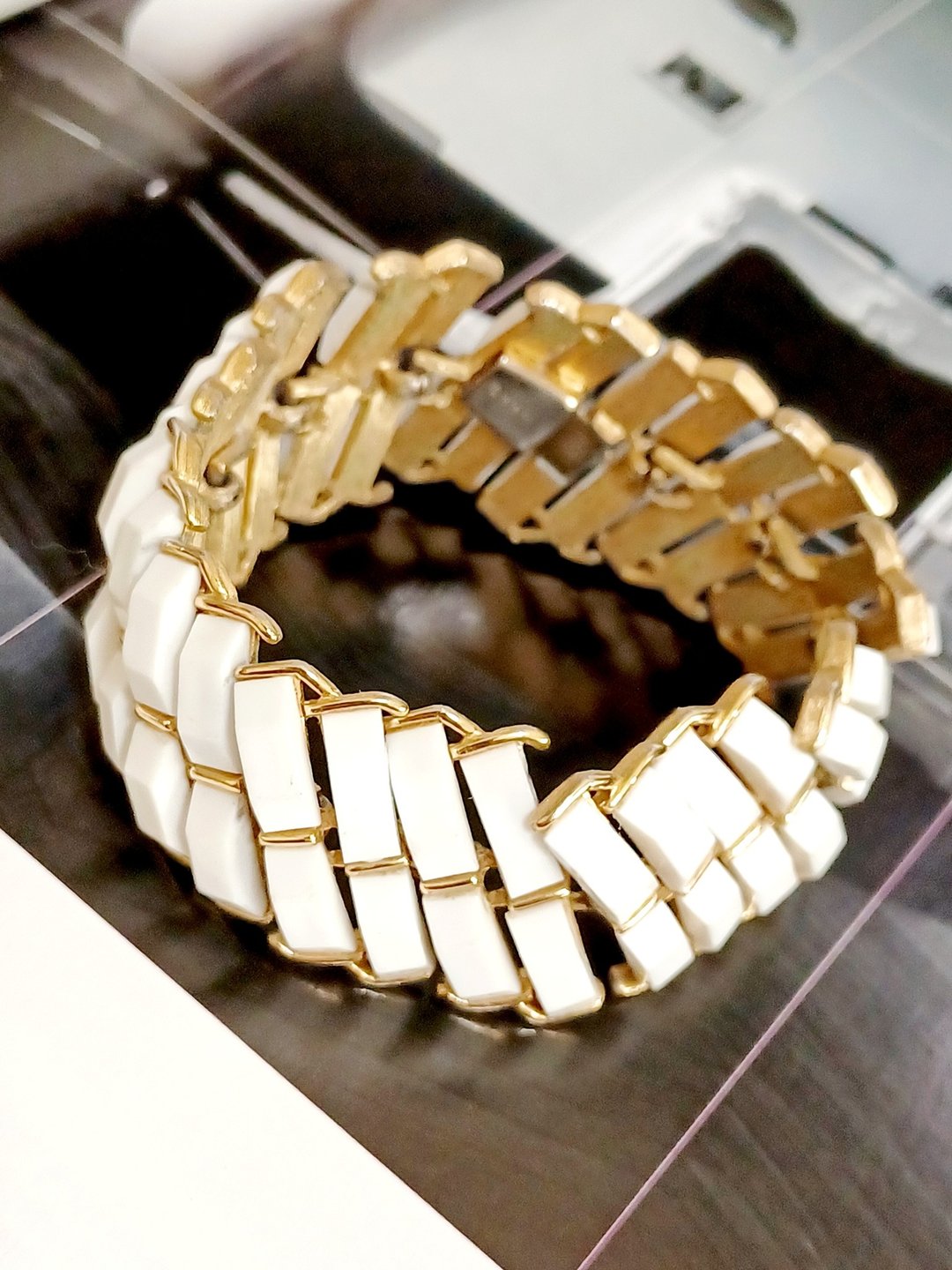 vintage jewelry  Crown Trifari 华丽白色斜面赛珞珞 手链 - 手链/手环 - 其他金属 