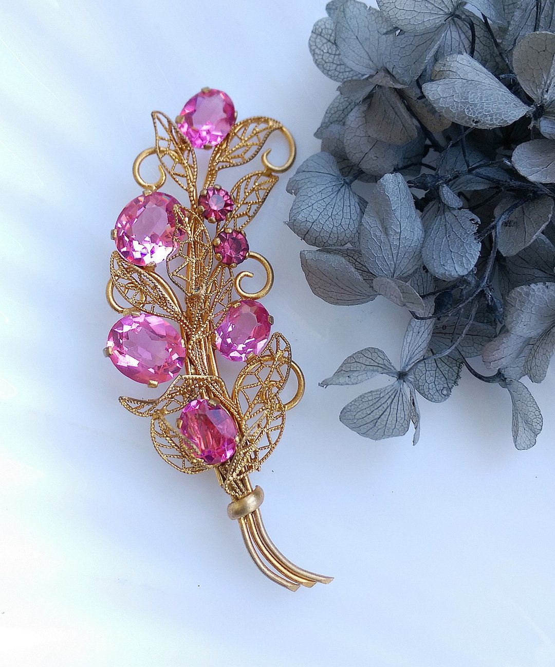 Vintage Jewelry 西洋古董饰品 金丝 篓空 粉红莱茵钻 花束 别针 - 徽章/别针 - 其他金属 金色