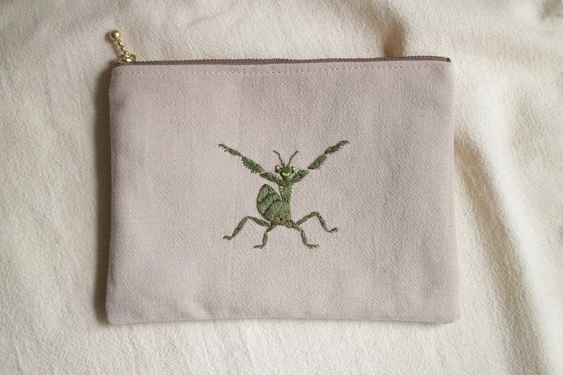 中 万用拉链包 手工刺绣铅笔袋 / 螳螂 - 化妆包/杂物包 - 棉．麻 绿色