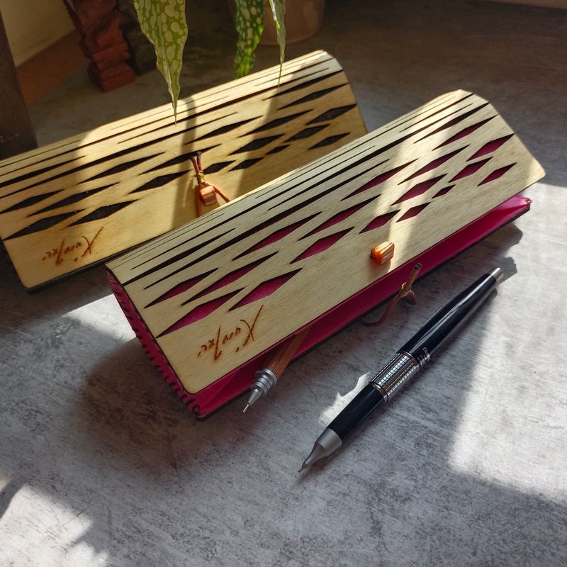 茉乐手盒/茉乐红/悠闲时尚风/菱格纹/眼镜盒/铅笔盒/风格文具 - 铅笔盒/笔袋 - 木头 红色