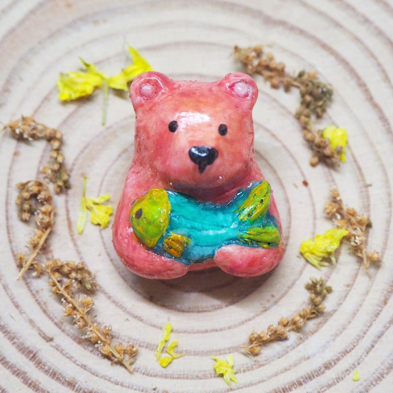 吃货小熊与鱼手工手绘胸针 Bear and fish handmade brooch - 胸针 - 其他材质 