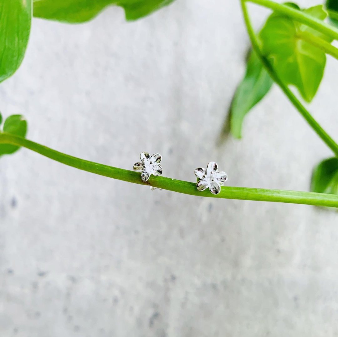 925纯银 / 花系列 • 五瓣丁香花耳针 - 耳环/耳夹 - 纯银 银色