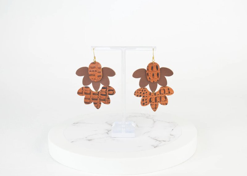 棕色与焦糖色图案皮革耳环，真材实料回收再制 - 耳环/耳夹 - 真皮 咖啡色