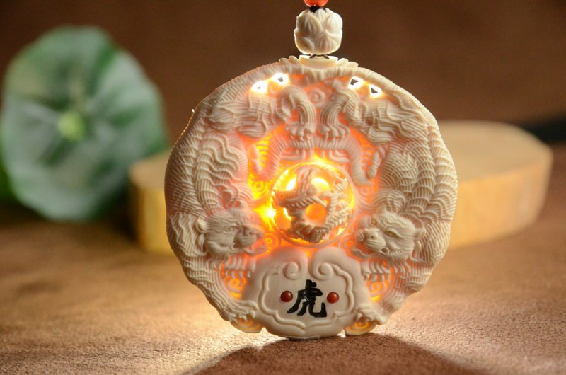 【虎跃】南派精工天然猛犸象牙冰料鬼功球镶嵌双面虎牌项链 - 项链 - 半宝石 