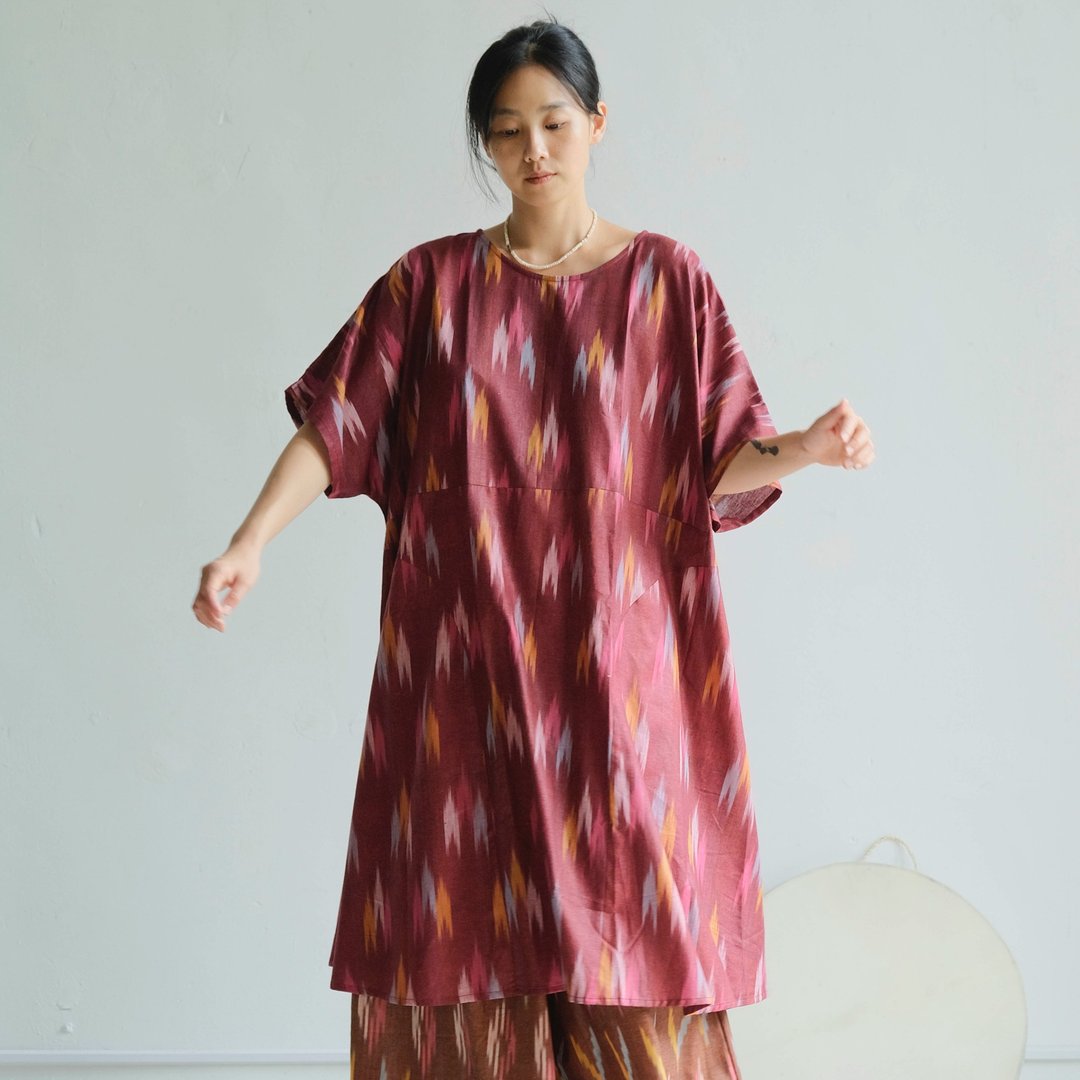 OMAKE 弧型车线短袖洋装 / Ikat 干燥玫瑰 - 洋装/连衣裙 - 棉 红色