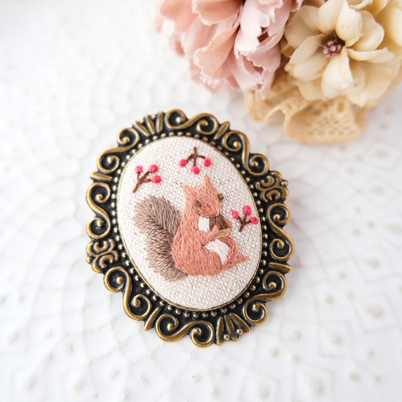 森林伙伴胸针・松鼠 - 胸针 - 绣线 咖啡色