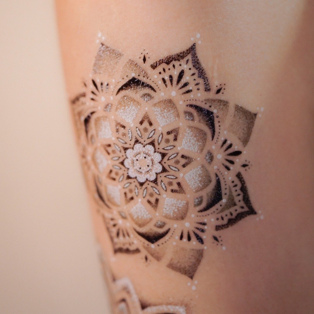 Mandala Art 黑白渐层曼陀罗纹身贴纸波西米亚风莲花贴纸逼真纹身 - 纹身贴 - 纸 黑色