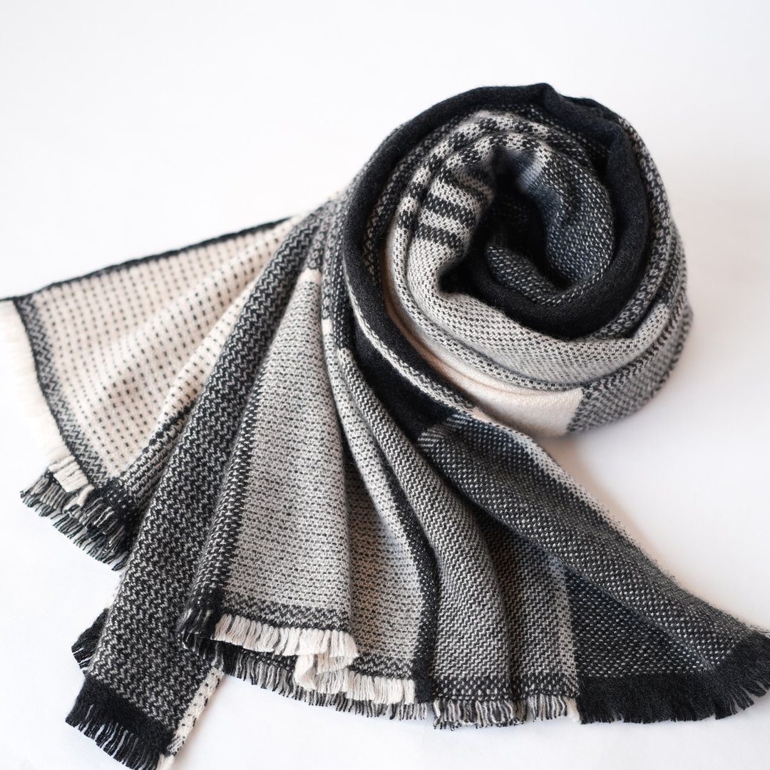 Cashmere 100% 手织喀什米尔羊绒围巾【纹华 08】 - 围巾/披肩 - 其他材质 灰色