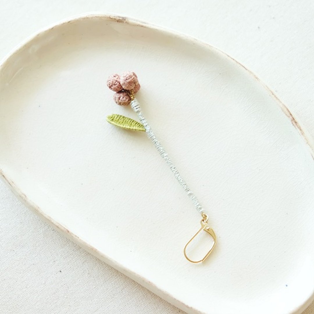 针织绣花球耳环 //Knitted embroidered ball earrings - 耳环/耳夹 - 绣线 粉红色