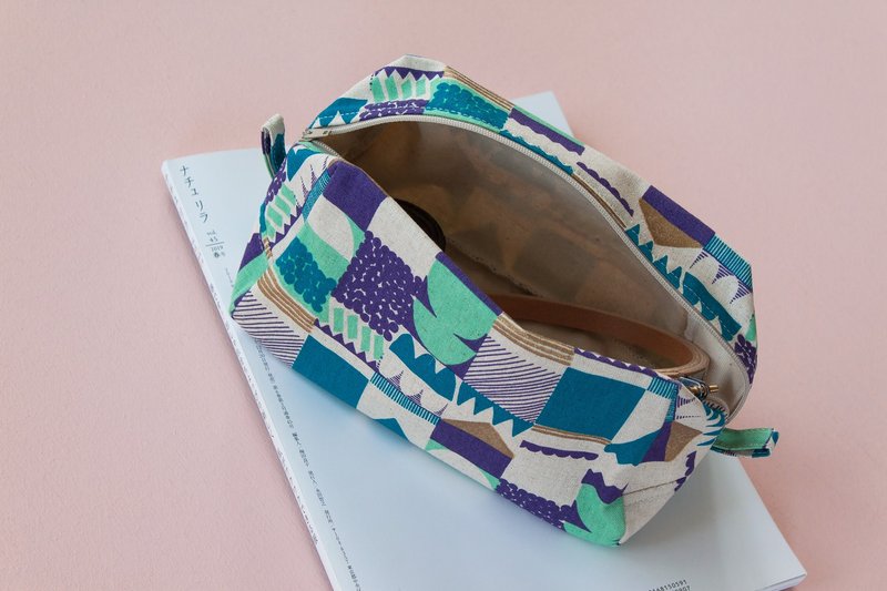 包之日 | 30系列.北欧小屋花布.巨星版妈妈万用拉链包.收纳.手制 - 化妆包/杂物包 - 棉．麻 蓝色