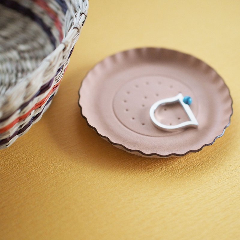 Natural biscuit shallow type) accessories small genuine leather tray - 浅碟/小碟子 - 真皮 卡其色