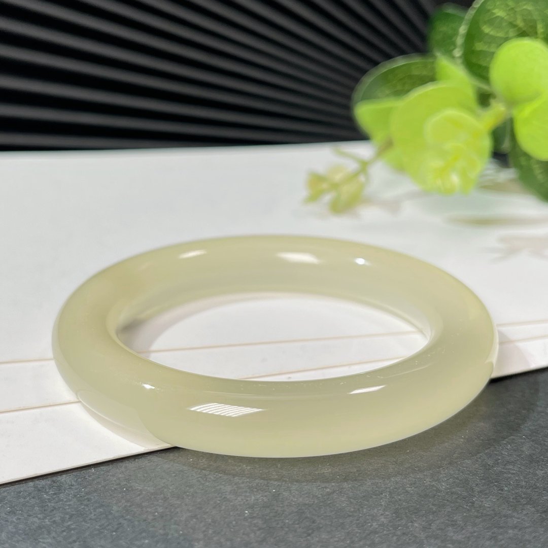 碳酸盐玉手镯54MM 温润浅黄胖圆条釉玉手环 附证书 玉质光泽细腻 - 手链/手环 - 玉石 