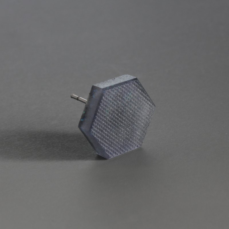 消失 / 树脂耳环 - 单只 / 六角形 灰色 - 耳环/耳夹 - 树脂 灰色