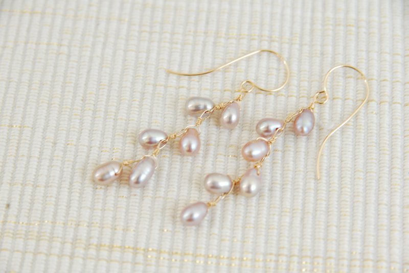 Small purple pink pearl earrings 14kgf - 耳环/耳夹 - 宝石 粉红色