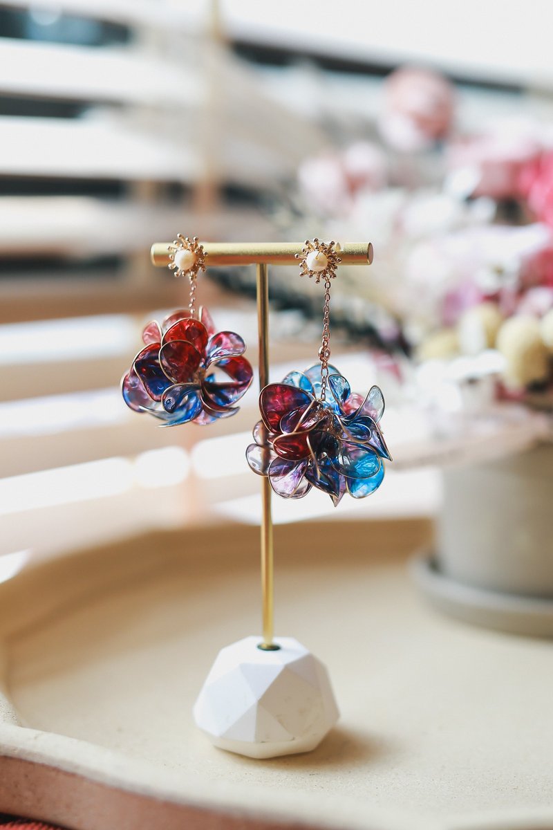 落日绝色 渐层红蓝系 淡水珍珠 花球垂坠式水晶花树脂 不对称耳环 - 耳环/耳夹 - 树脂 多色