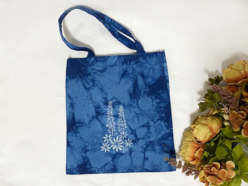 清新小白花蓝染帆布提袋/云染帆布包/拔染造型帆布包 - 侧背包/斜挎包 - 棉．麻 蓝色