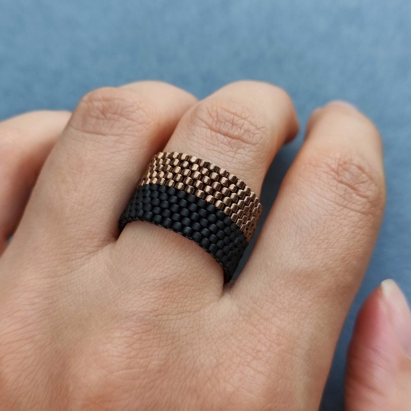 Bronze, black beaded ring Beautiful handmade ring Wide geometric flexible ring - 戒指 - 玻璃 黑色