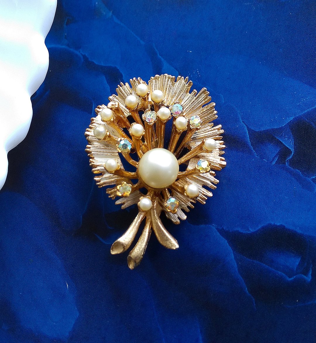 Vintage Jewelry 西洋古董饰品 BSK 立体白珐琅珍珠花朵 别针 - 徽章/别针 - 其他金属 金色