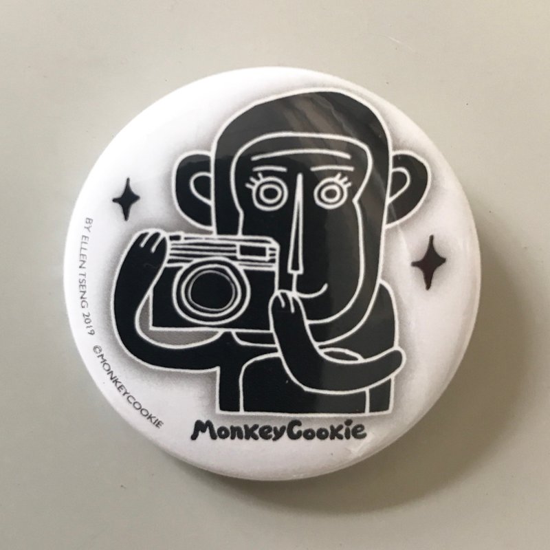 胸章黑白系列- 猴子爱拍照 | MonkeyCookie - 徽章/别针 - 塑料 灰色