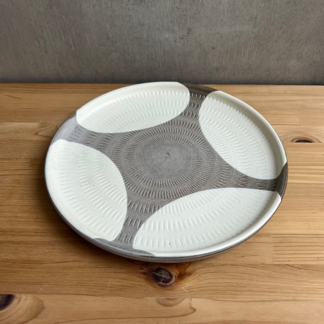小石原烧 翁明窑元 飞刨 边立盘 22.0cm 四方挂 哑光 和式餐具 单 - 盘子/餐盘/盘架 - 陶 灰色