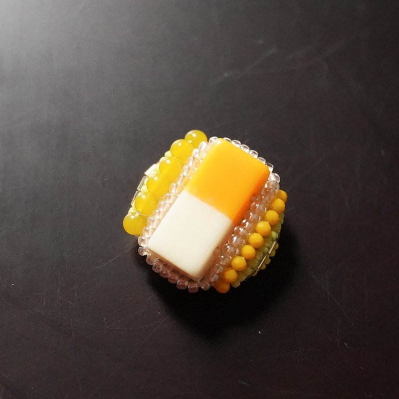 Very light chatty brooch 11 Beaded embroidery brooch yellow - 胸针 - 其他材质 黄色