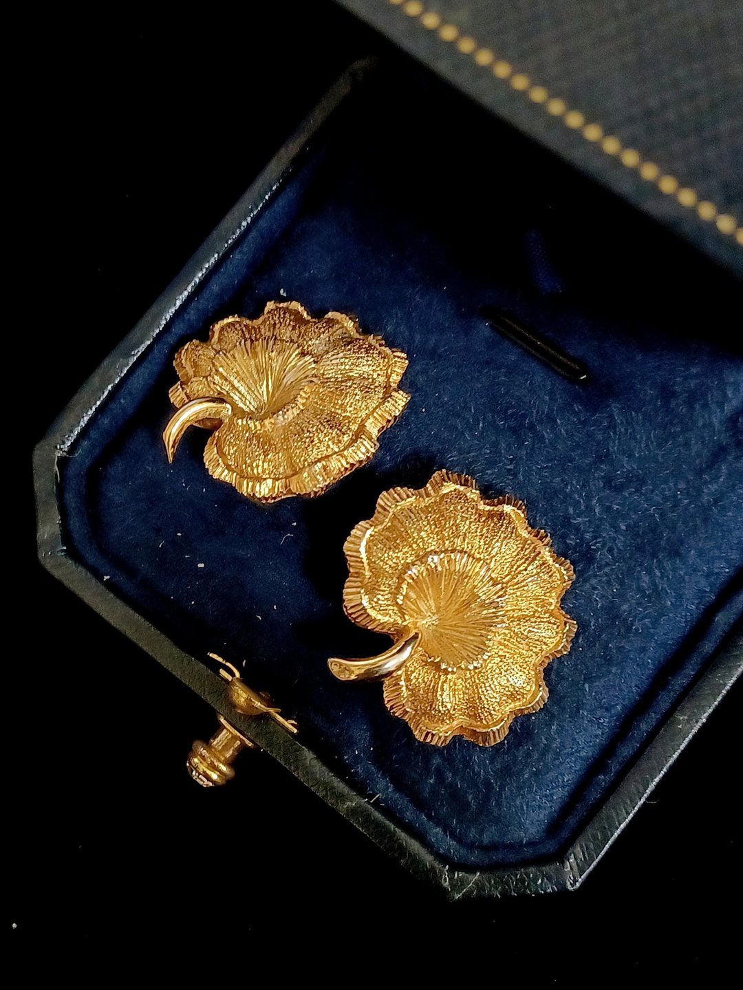vintage jewelry  Monet 古董金色刷纹叶形 夹式耳环 - 耳环/耳夹 - 其他金属 