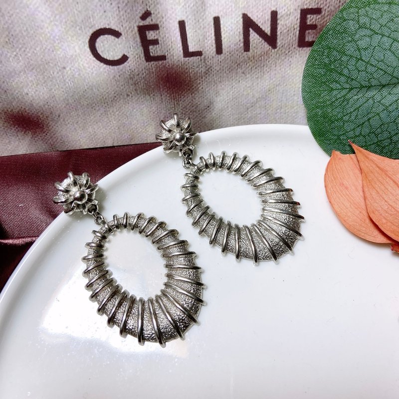 【西洋古董饰品】美巴洛克感垂坠摆荡 水滴椭圆花卉耳环 耳针 - 耳环/耳夹 - 半宝石 银色