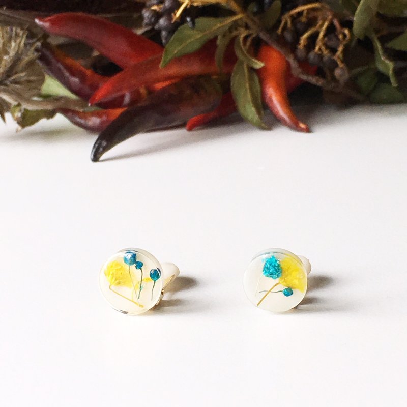 Stud earrings contained Yellow and Blue Babys breath (12 mm) - 耳环/耳夹 - 其他材质 白色