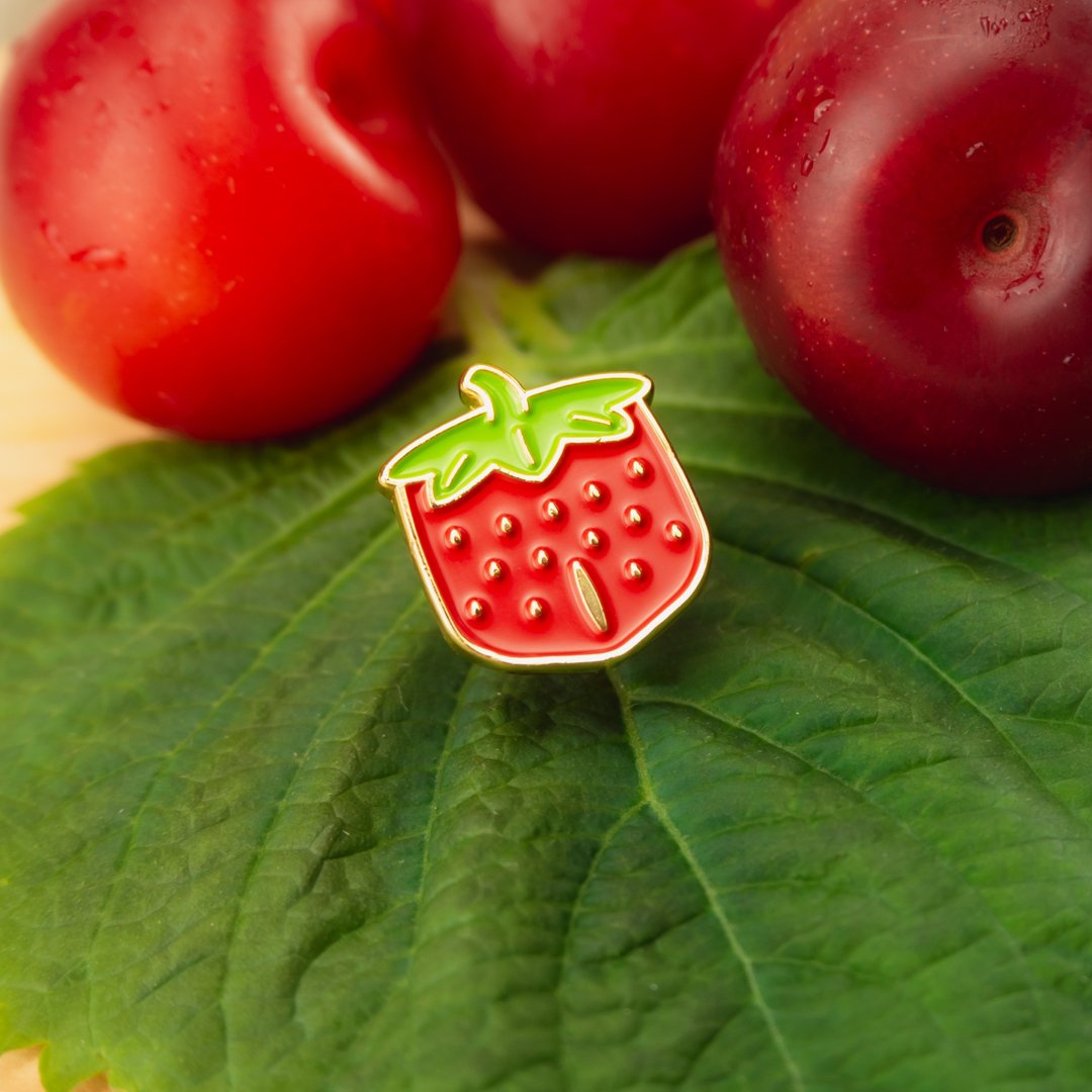 Pocket Strawberry Enamel Pin - 胸针 - 其他金属 红色