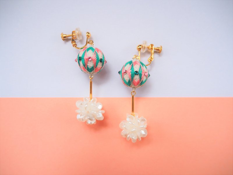 tachibanaya Japanese Temari earrings 糖梅手鞠球 传统工艺 手鞠球 刺绣 耳环 - 耳环/耳夹 - 绣线 粉红色