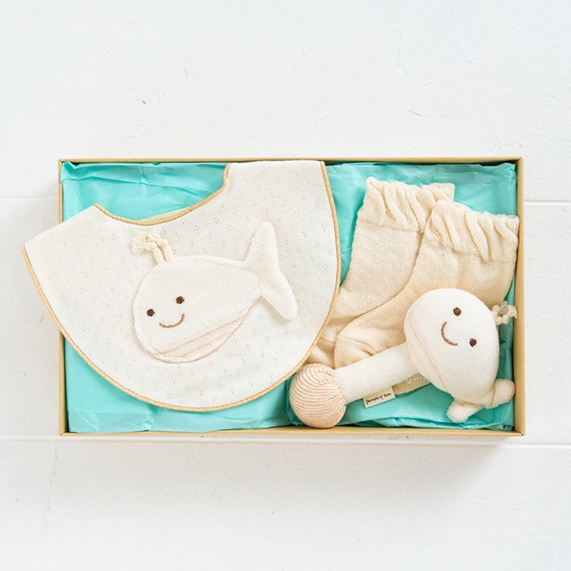 宝宝弥月礼盒-口水巾 婴儿袜 宝宝摇铃 花栗鼠图案 三入组 - 满月礼盒 - 棉．麻 白色