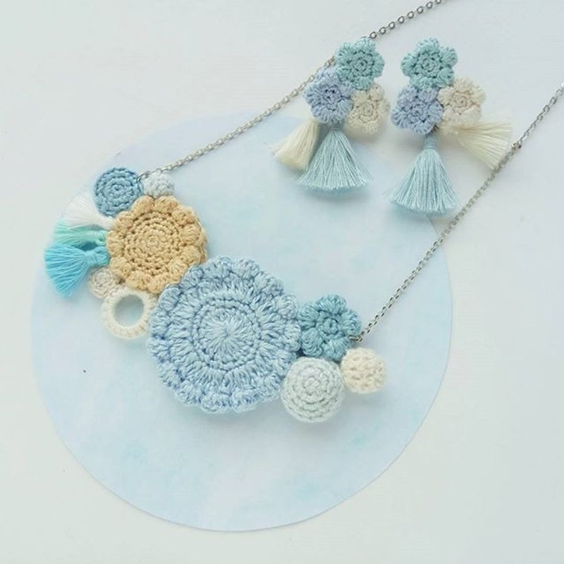 粉蓝花花钩织颈链 (不包含图中耳环) - 颈链 - 棉．麻 蓝色