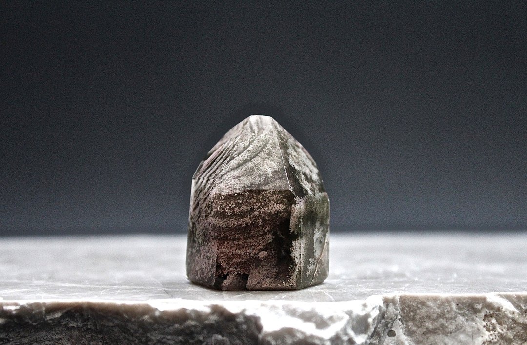 石栽 SHIZAI-绿幽异象水晶柱-含底座 - 摆饰 - 水晶 咖啡色