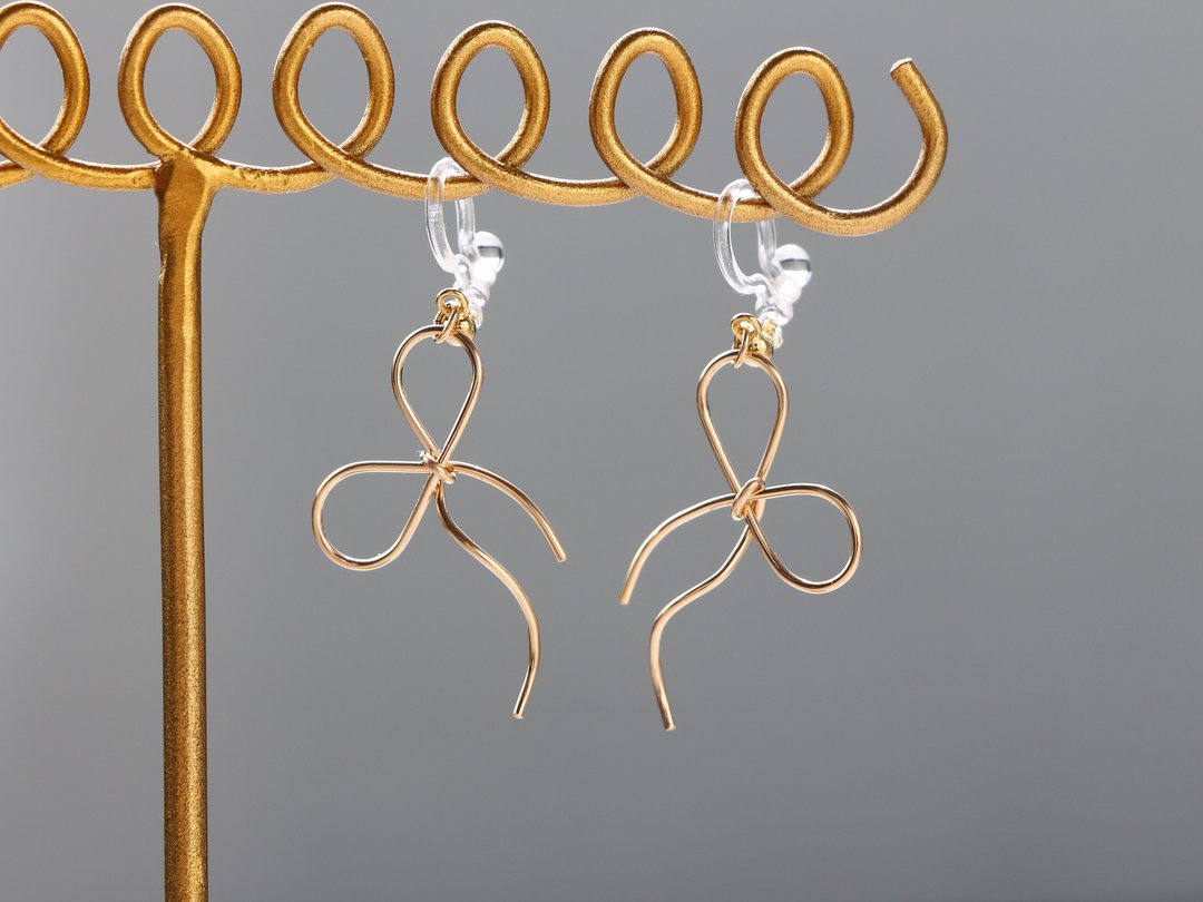 14kgf-simple ribbon clip-on / replaceable earrings can change to pierced earrings - 耳环/耳夹 - 其他金属 金色