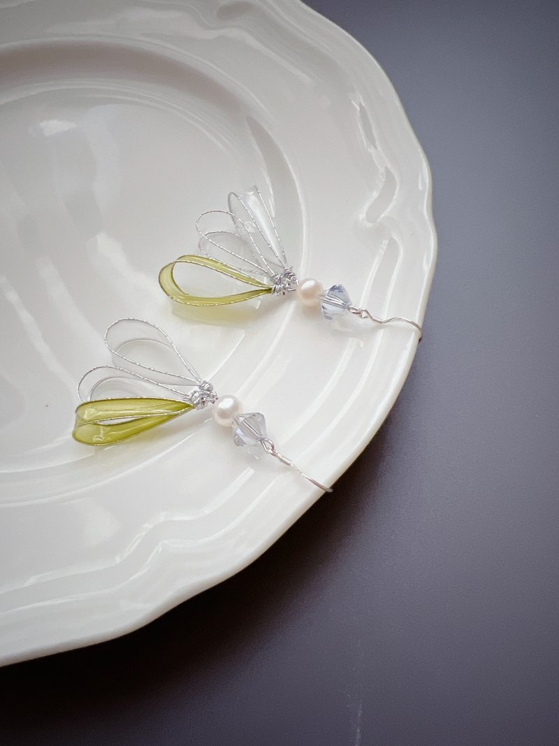 裸缎 绿 仿缎带垂坠式树脂耳环 - 耳环/耳夹 - 树脂 绿色