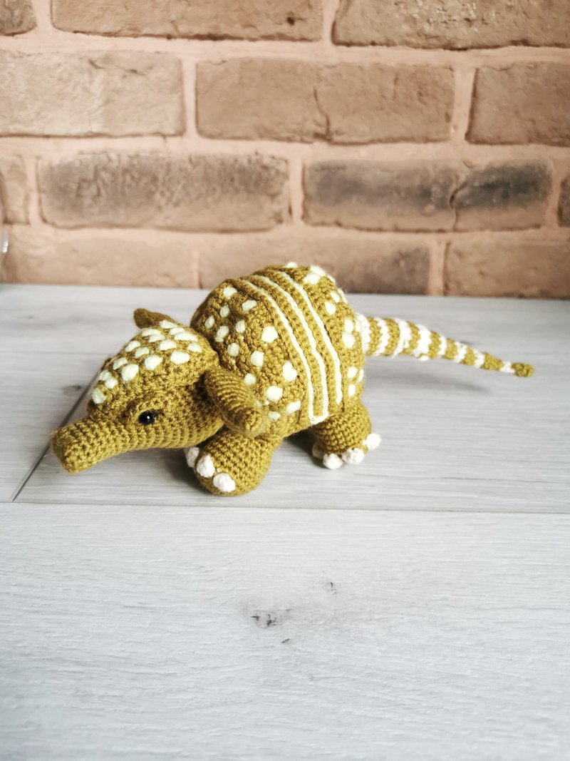 Stuffed armadillo, Armadillo plush, workplace decor, armadillo ornament - 玩具/玩偶 - 其他材质 卡其色