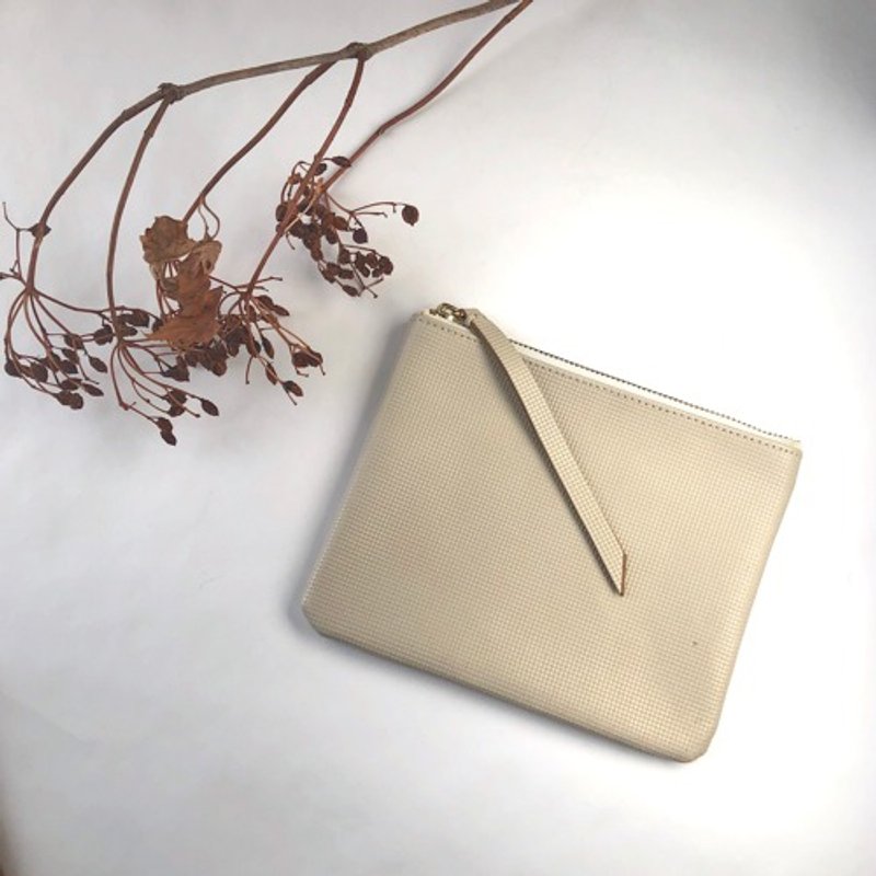 Leather pouch that is easy to open with a long puller Recommended for Christmas gifts No gusset Anatolia Medium Pouch - 化妆包/杂物包 - 真皮 