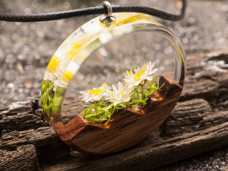 洋甘菊|| 吊坠圆圈在黑暗的干花和苔藓中发光 - 项链 - 木头 绿色