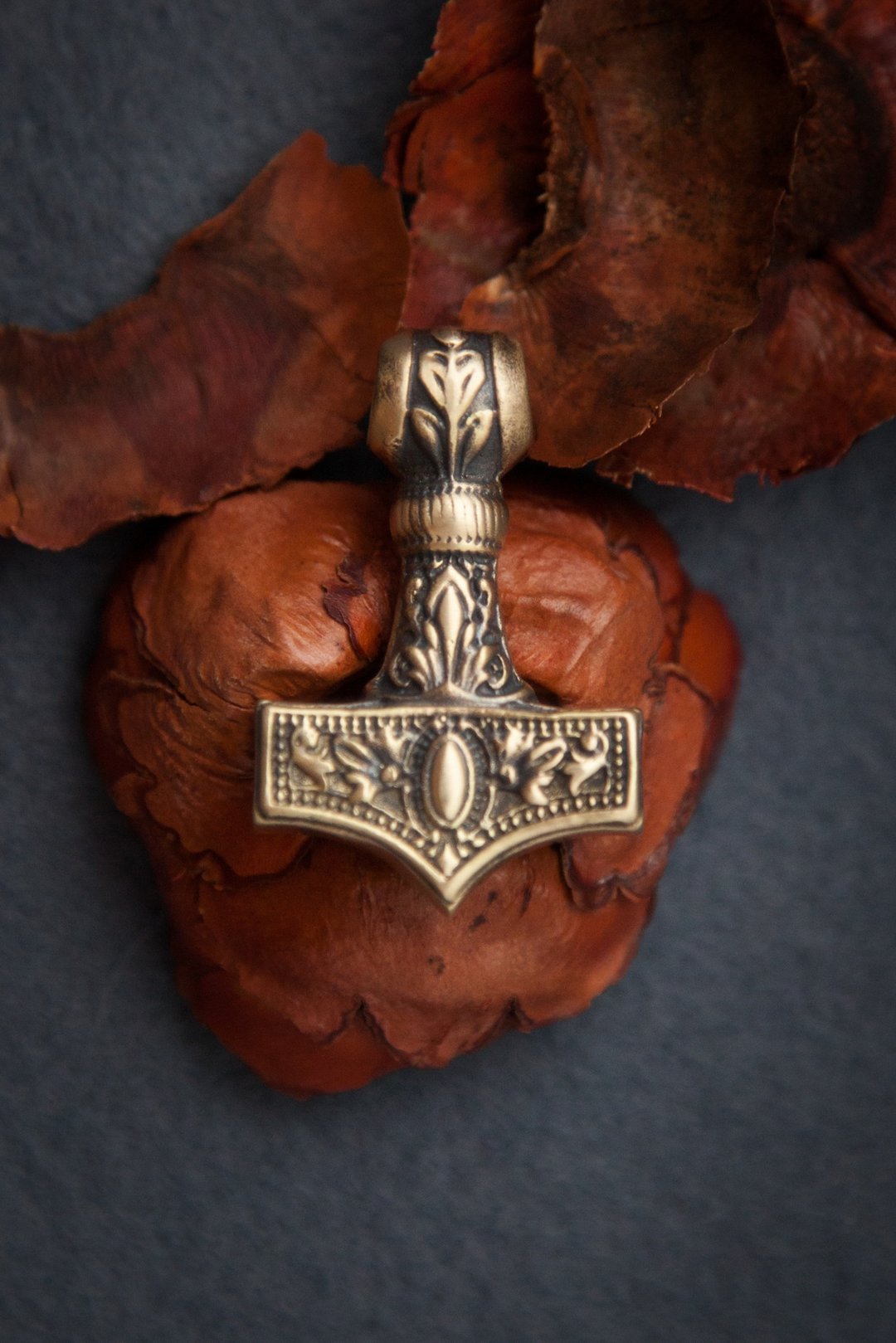 青铜吊坠雷神之锤 (Mjolnir), 带有花卉装饰。 维京项链  男人首 - 项链 - 其他金属 橘色