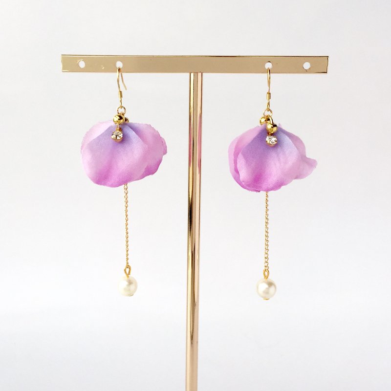 18k包金﹣浪漫桃粉色暈染漸變花朵花瓣珍珠垂墜耳環﹣可改夾式 - 耳环/耳夹 - 植物．花 粉红色