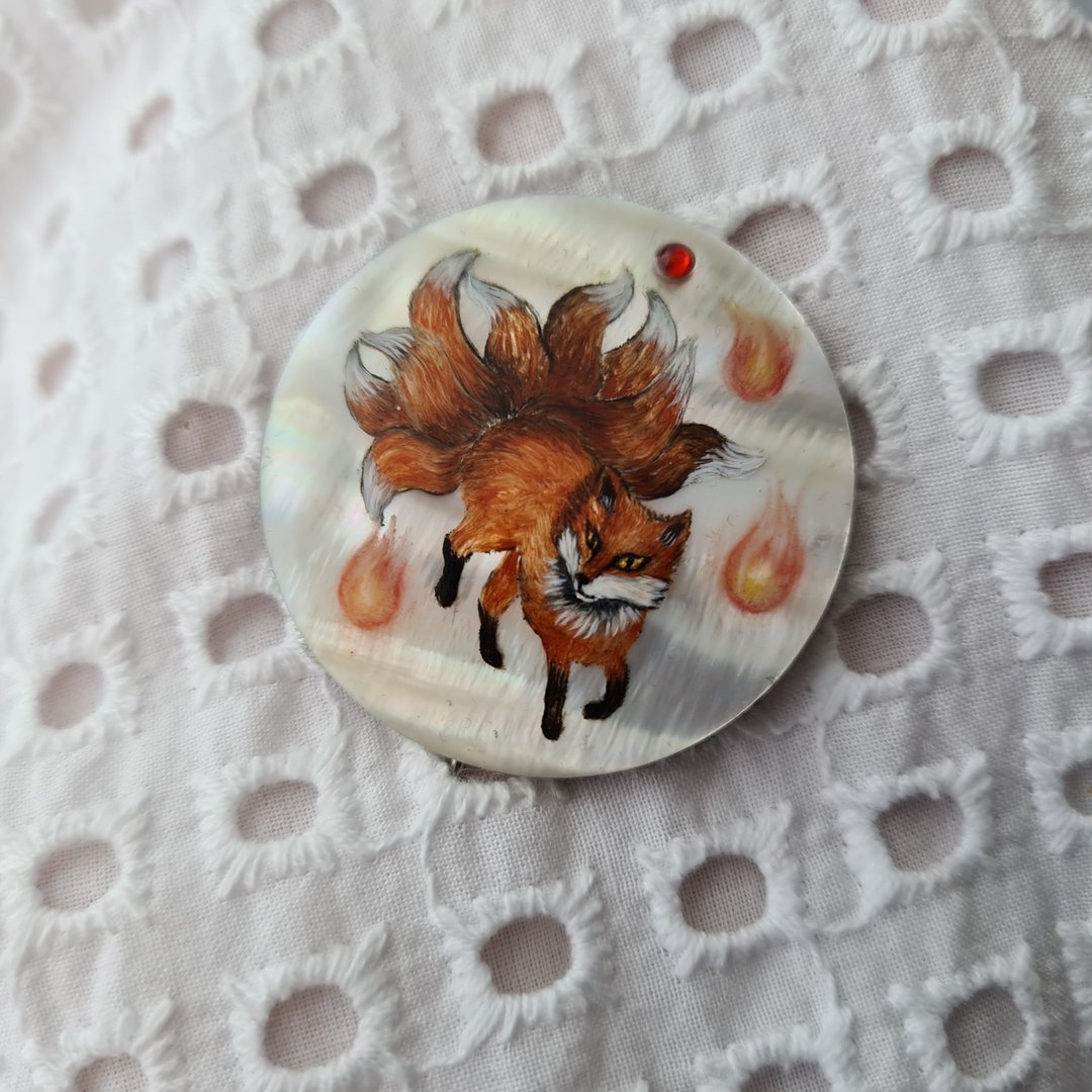 Kitsune brooch, real oil painting miniature on mother of pearl. Kitsune fox pin - 胸针 - 其他材质 